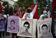 familiares y compañeros de los 43 estudiantes desaparecidos de la Escuela Normal Isidro Burgos de Ayotzinapa mientras participan en una marcha (2)