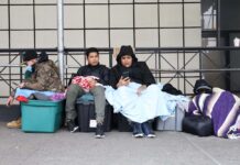 Nueva York se prepara para el mayor albergue público para 2.000 personas desalojo de inmigrantes en Nueva York (10)