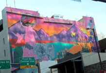"La Morena, la latina-aborigen creadora del arte del Super Bowl 2023 mural del SuperBowl, pintado por la artista Lucinda Hinojos La Morena
