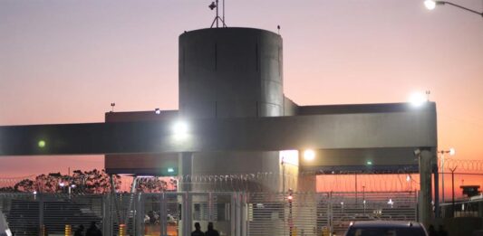 Un juez federal mexicano congeló este viernes la extradición a Estados Unidos de Ovidio Guzmán, uno de los hijos de Joaquín "el Chapo" Guzmán más buscados por Washington y detenido el jueves, al concederle un amparo.