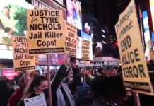 Videos de paliza a joven afroamericano causan indignación en EE.UU. Los videos de la paliza que varios agentes de Policía dieron al joven Tyron Nichols en Memphis (Tennessee), que resultó en su muerte tres días después en un hospital, provocó protestas en varias ciudades de EE.UU. este viernes.