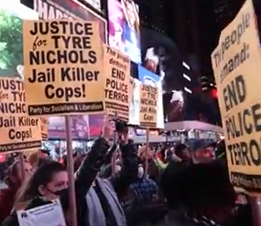 Los videos de la paliza que varios agentes de Policía dieron al joven Tyron Nichols en Memphis (Tennessee), que resultó en su muerte tres días después en un hospital, provocó protestas en varias ciudades de EE.UU. este viernes.