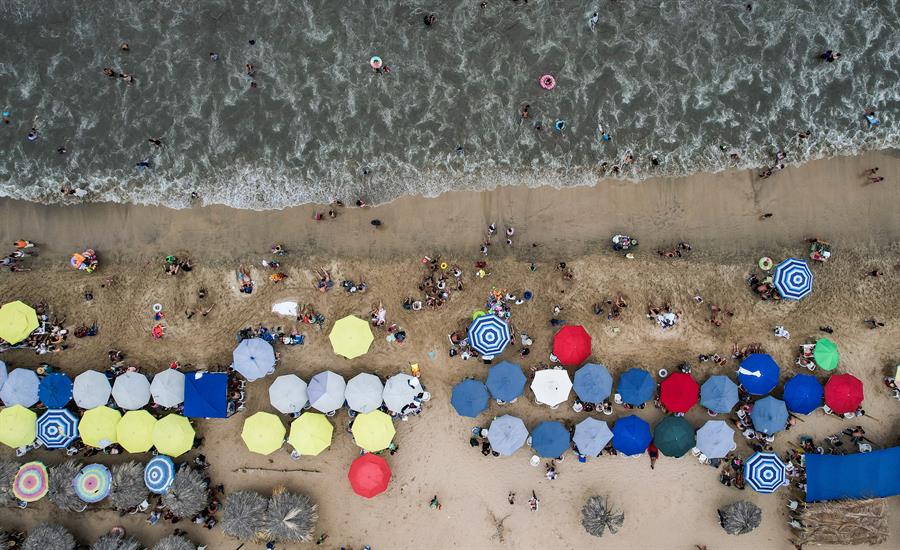 turistas que disfrutan de la playa (1)