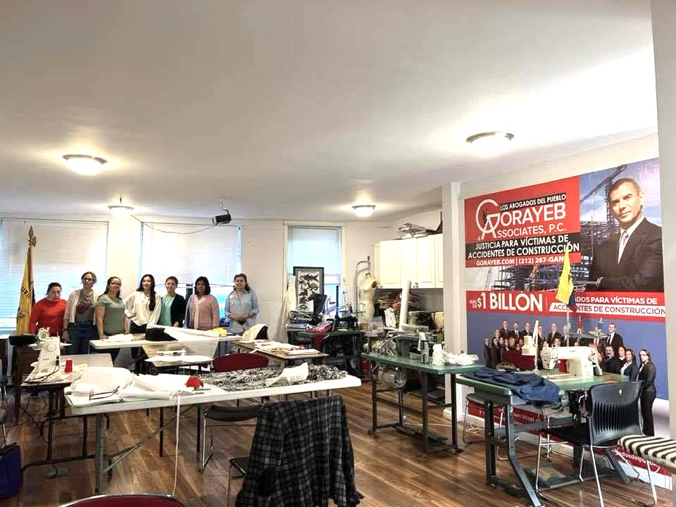 Mujeres inmigrantes recibiendo clases de corte y confecci&oacute;n en el local del Comite Civico Ecuatoriano de Nueva York, localizado en la Ave. Roosevelt y Junction Blvd. en Queens.