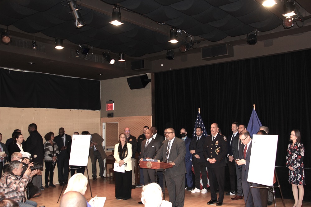 Al anuncio de una nueva medida contra los negocios ilegales de marihuana en la ciudad, asistieron: el alcalde Adams, el Fiscal Alvin L. Bragg Jr., autoridades del condado de Manhattan encabezadas por el presidente Mark Levine y la ex presidente y actual concejal Gale Brewer, el alguacil Anthony Miranda, los concejales Botcher, Rivera, Marte, Brahue y miembros de la Oficina del Fiscal de Distrito, el asistente del Fiscal de Distrito McCabe, Costello y Halperin.