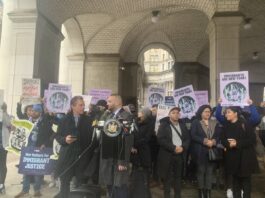 El senador Brad Hoylman, la asambleísta Catalina Cruz y la coalición Campaign for Access, Representation & Equity (CARE) for Immigrant Families han realizado una manifestación en Albany en el capitolio del estado de Nueva York para pedir el apoyo de la gobernadora y de los líderes legislativos a la Ley de Acceso a la Representación (ARA, por sus siglas en inglés). (Foto Twitter: NY Immigration Coalition)
