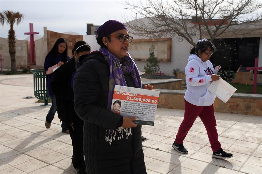 Activistas y madres de víctimas de feminicidios realizan una pinta de cruces (3)