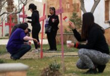Mujeres pintan cruces ante epidemia de feminicidios en norte de México