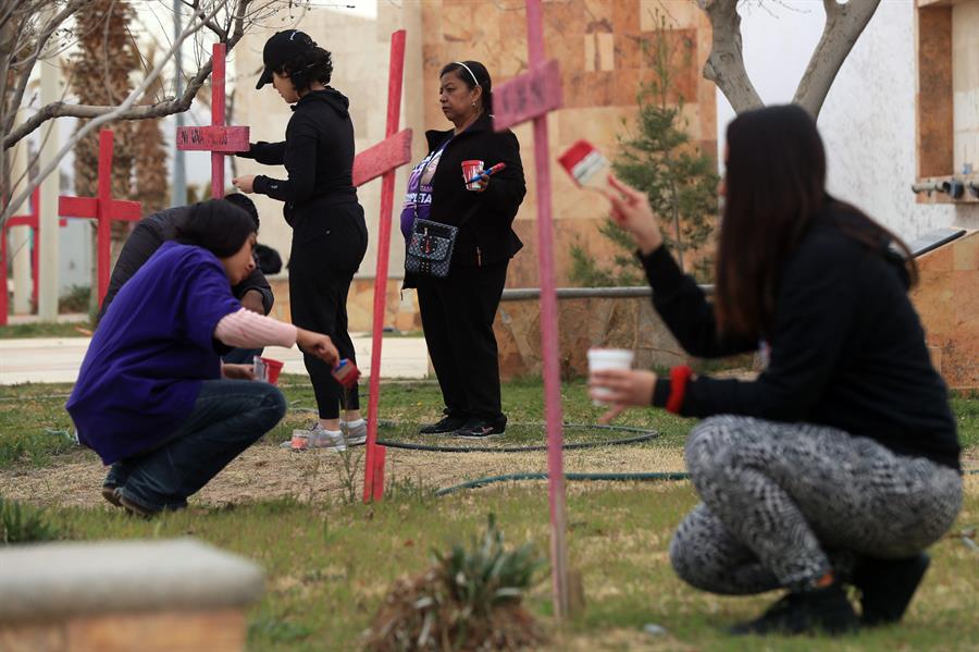 Activistas y madres de víctimas de feminicidios realizan una pinta de cruces (2)