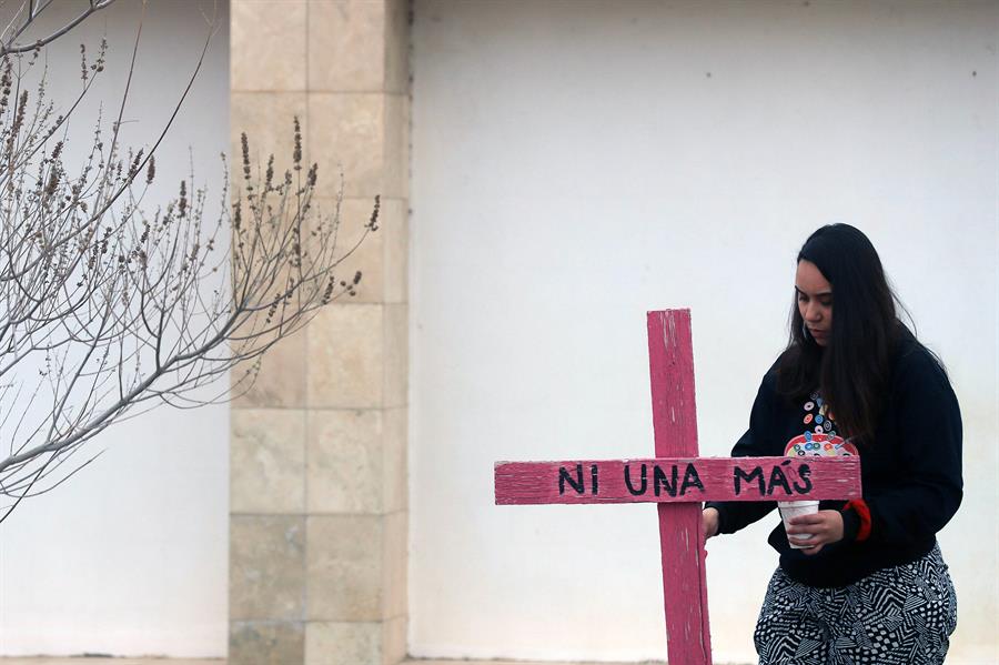 Activistas y madres de víctimas de feminicidios realizan una pinta de cruces (3)