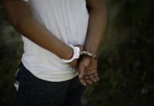 Juez reduce el cargo contra ranchero de Arizona que mató a migrante mexicano El ranchero estadounidense George Allan Kelly ya está libre después de pagar una fianza de un millón de dólares, y ahora enfrentará cargos de homicidio en segundo grado por la muerte de un mexicano al que le disparó mientras el migrante cruzaba por sus tierras en Arizona.