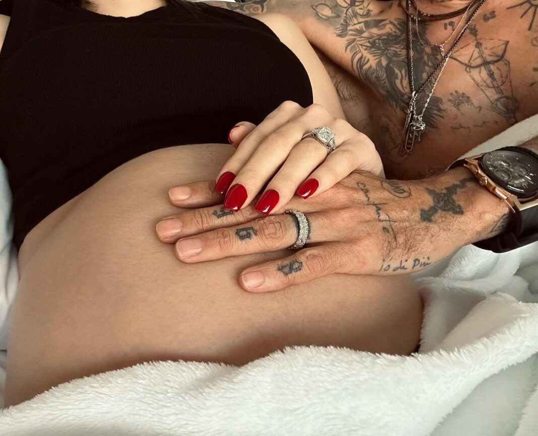 La foto que publicaron Anthony y Ferreira al anunciar oficialmente que van a tener un bebe.