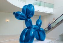 Una mujer rompe por accidente una escultura de Jeff Koons de 42.000 dólares Balloon Dog.