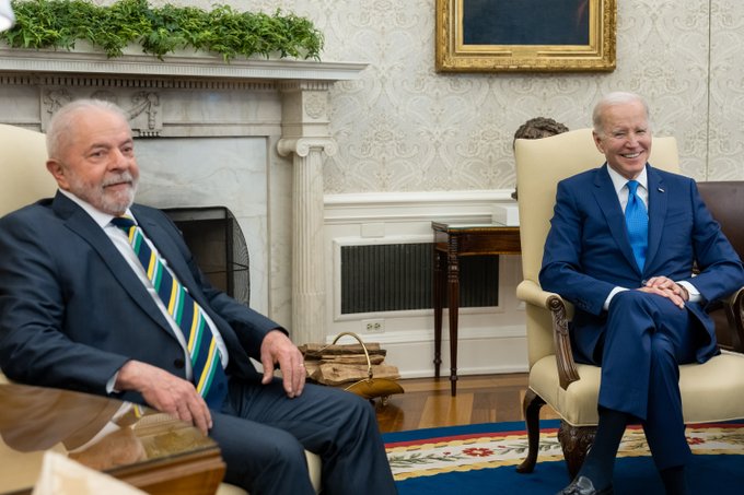 Biden y Lula Da Silva 1-Foto twitter El presidente de Estados Unidos, Joe Biden, se comprometió este viernes a tratar de que el Congreso de su país apruebe el uso de fondos para ayudar a conservar los bosques del Amazonas en Brasil, incluido el apoyo al Fondo Amazonía, tras su reunión con el presidente brasileño, Luiz Inácio Lula da Silva.