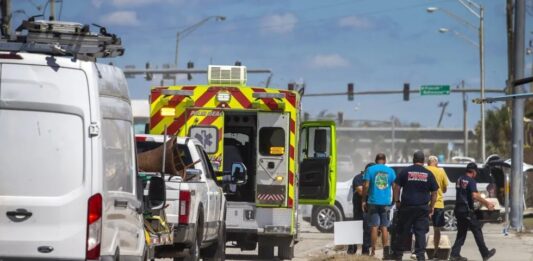 Los bomberos del condado de Miami-Dade continúan combatiendo este miércoles el fuego que se declaró el pasado domingo en una planta de tratamiento de desechos local, que no ha dejado heridos pero aún ha sico sofocado del todo a causa de un edificio parcialmente colapsado.