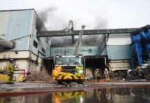 Los bomberos del condado de Miami-Dade (Florida) continúan este lunes los trabajos de extinción de un gran incendio declarado ayer en una planta de energía renovable de la ciudad de Doral, aledaña a Miami, que quedó cubierta por un denso humo, un incidente sin heridos que obligó a la evacuación de las instalaciones y que no ha afectado, de momento, la calidad del aire.