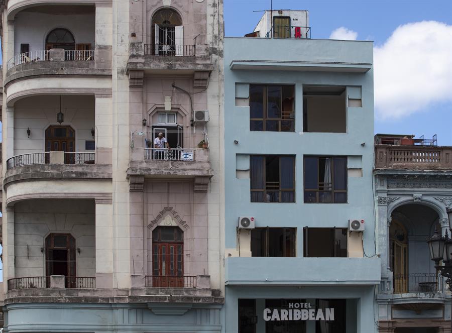 Bomberos y polic&iacute;as cubanos inspeccionan frente del Hotel Caribbean hoy, luego de una explosi&oacute;n (1)