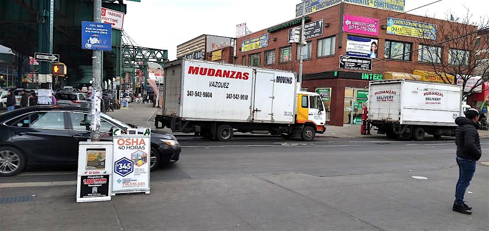 Los camiones de mudanzas son otro de los negocios que se han apropiado de las calles a lo largo de la Ave. Roosevelt y sus calles aledañas, como estos en la calle 104, frente a la oficina de correo, que es una agencia federal.