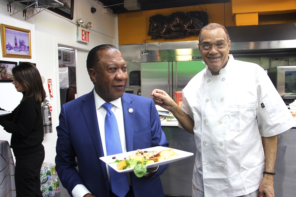 El chef Persio Feliz, reconocido profesional nacido en República Dominicana y radicado en Nueva York, es el chef oficial de la Cámara de Comercio Dominicano-Americana y chef privado de su fundador y presidente Lic. Manuel Lebron.