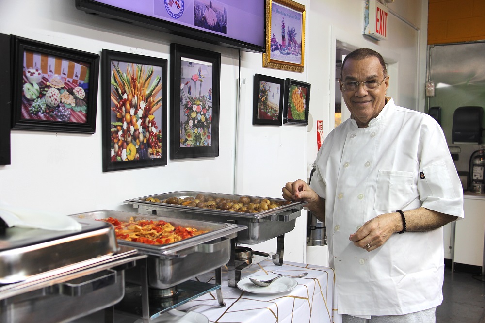 CHEF PERSIO FELIZ 1 Oriundo de la ciudad de Barahona, en República Dominicana, desde que inició su carrera profesional a los treinta años de edad, el chef Persio Feliz se ha convertido por méritos propios, en embajador de la cocina dominicana a nivel internacional.