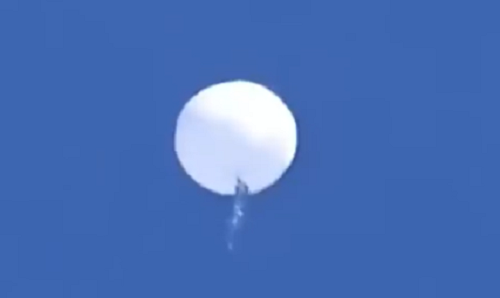 Captura de pantalla (881) China expresó hoy una profunda “insatisfacción y protesta” al considerar que EE. UU. “sobrerreaccionó” por usar la fuerza para abatir el “globo espía” que sobrevolaba el espacio aéreo estadounidense.