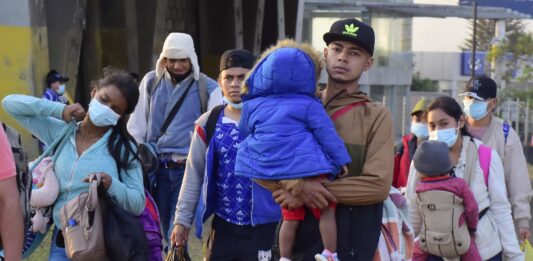La Organización Internacional para las Migraciones (OIM), que detectó un aumento de un 8 % de la migración en México, presentó este martes la Estrategia Nacional 2023-2025 para trabajar de manera conjunta con el Gobierno mexicano y organizaciones civiles para abordar retos y riesgos.