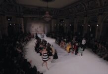 Carolina Herrera moderniza el estilo de la emperatriz Sisi para el otoño Carolina Herrera presentó este lunes en la Semana de la Moda de Nueva York una colección de otoño-invierno inspirada en la emperatriz Sisi de Austria y caracterizada por las prendas joya, las siluetas femeninas y los colores de las piedras preciosas.