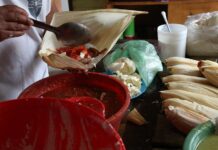 Tamaleros mexicanos se preparan para un aumento de ventas por la Candelaria tamales