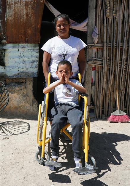 Edith García y su hijo Alan Israel durante una entrevista el 14 de febrero de 2023, en la ciudad de Oaxaca (México).