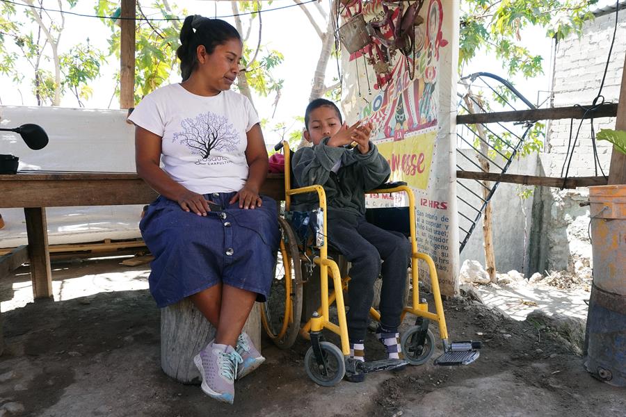 Edith García y su hijo. La sociedad civil mexicana y sus niños luchan en este Día Internacional del Cáncer Infantil, la primera causa de muerte por enfermedad en niños de 5-14 años y la sexta en niños menores de cinco, según el Instituto Nacional de Salud Pública (INSP).