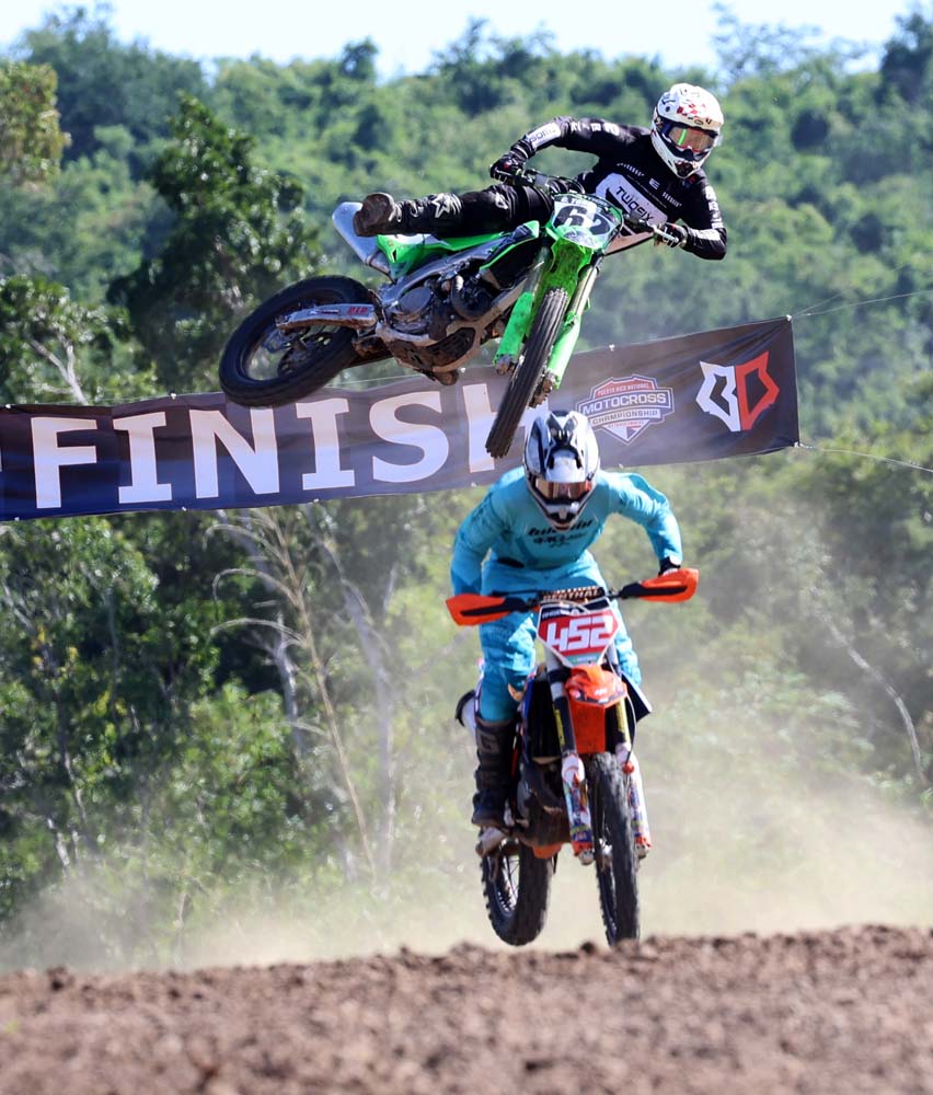 El Piloto Ángel Santiago con el #452 fue el primer Boricua que paso la meta donde gano el Dominicano Nogueras