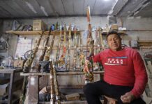 Artesanos alistan atuendos para el histórico carnaval del centro de México El artesano David Montes