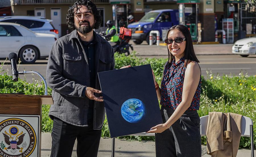 El artista y creador del mural bicentenario, Iv&aacute;n Ar&eacute;valo (i), obsequia un cuadro a la cient&iacute;fica y astronauta mexicana Katya Echazarreta