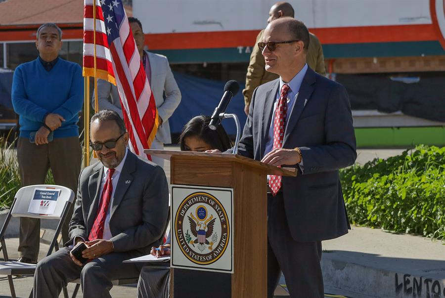 El consul general de Estados Unidos en Tijuana, Tom Reott