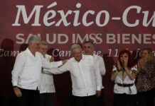 El presidente de México, Andrés Manuel López Obrador (c), y su homologo de Cuba, Miguel Díaz-Canel
