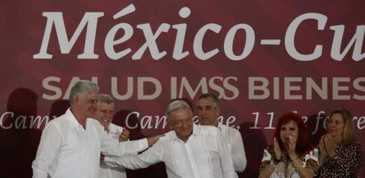El presidente de México, Andrés Manuel López Obrador (c), y su homologo de Cuba, Miguel Díaz-Canel