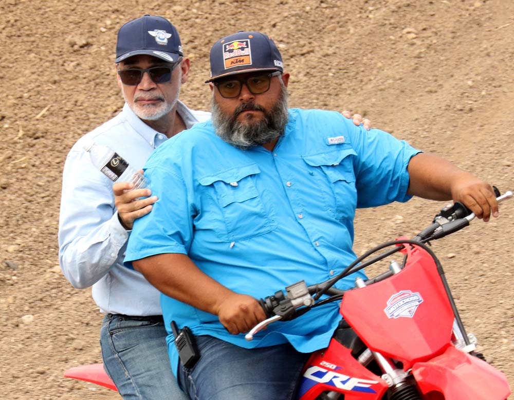 El promotor Ángel L. Carrillo lleva al Dr.Crespo de la Federación Puertoriqueña de Motociclismo a la inspeción de ambulancias y paramedicos.