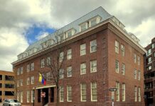 Estados Unidos asumió el control temporal de la Embajada de Venezuela en su territorio tras la disolución del "Gobierno interino" encabezado por el opositor venezolano Juan Guaidó, al que Washington reconocía como presidente legítimo del país latinoamericano.