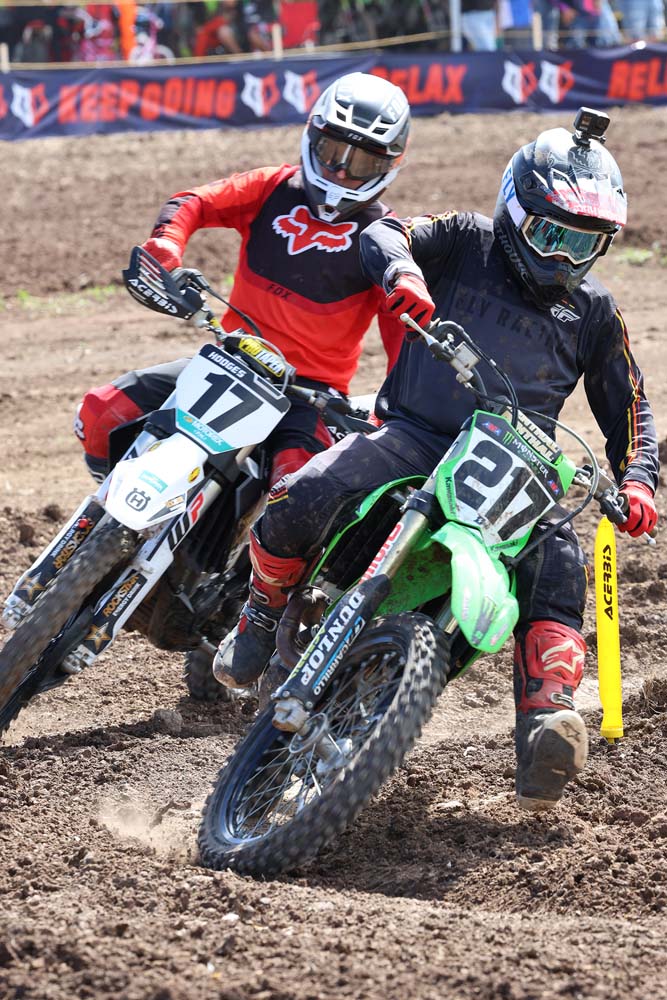 En un duelo de principio a fin el la categoría Veteranos donde el Piloto Boricua Mario &ldquo;El Fantasma&rdquo; Olivencia #217 rebasa al Norte Americano Mike Hodges con el # 17