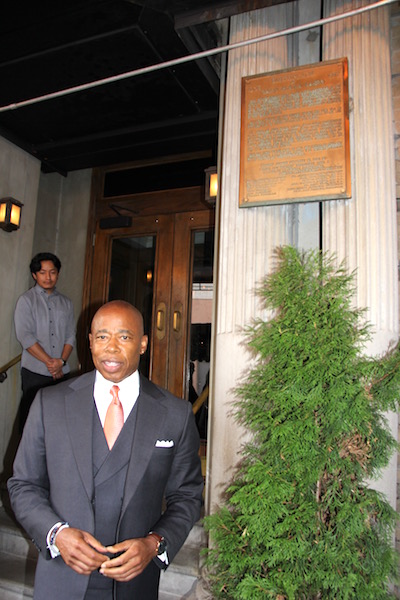 El alcalde de Nueva York, Hon. Eric Adams, visitando el lugar de nacimiento de Galo Plaza en el Hotel Marlton de Manhattan, expres&oacute; su admiraci&oacute;n diciendo: "He pasado tantas veces por aqu&iacute; y desconoc&iacute;a que un l&iacute;der tan importante a nivel mundial hab&iacute;a nacido en este lugar".