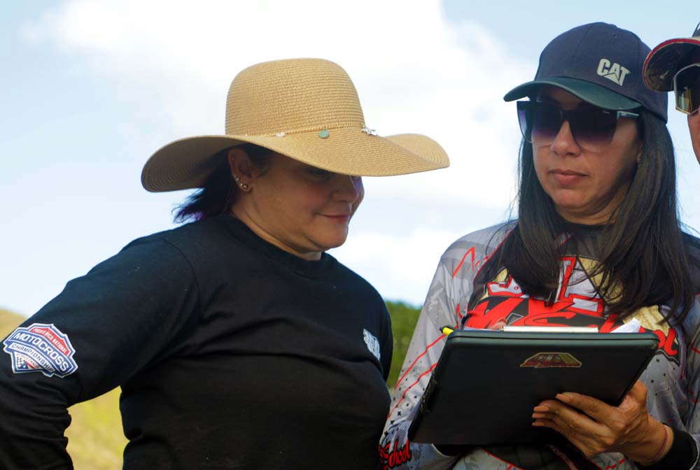 Erika Garcia anota los pilotos que van pasando para los computos de premiiación y Norma Morales la asiste .