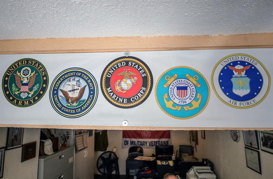 Fotografía de escudos de corporaciones militares estadounidenses en el interior del bunker de los veteranos de guerra deportados, el 24 de febrero de 2023 en Tijuana, Baja California (México).