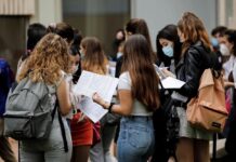 Estudiantes exigen al Tribunal Supremo el perdón de la deuda estudiantil Centenares de estudiantes se concentraron este martes ante las puertas del Tribunal Supremo de Estados Unidos para que avale el plan del presidente, Joe Biden, para perdonar parte de la deuda estudiantil.