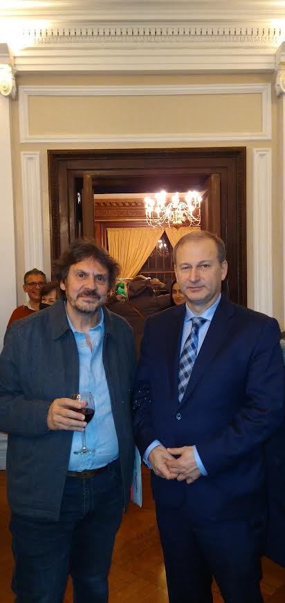 Después de su charla especializada sobre la biografía de Carlos Gardel, el profesor Felipe Pigna compartió con los asistentes y posó para nuestro lente junto al cónsul general de Argentina en Nueva York, Hon. Embajador Santiago Villalba.