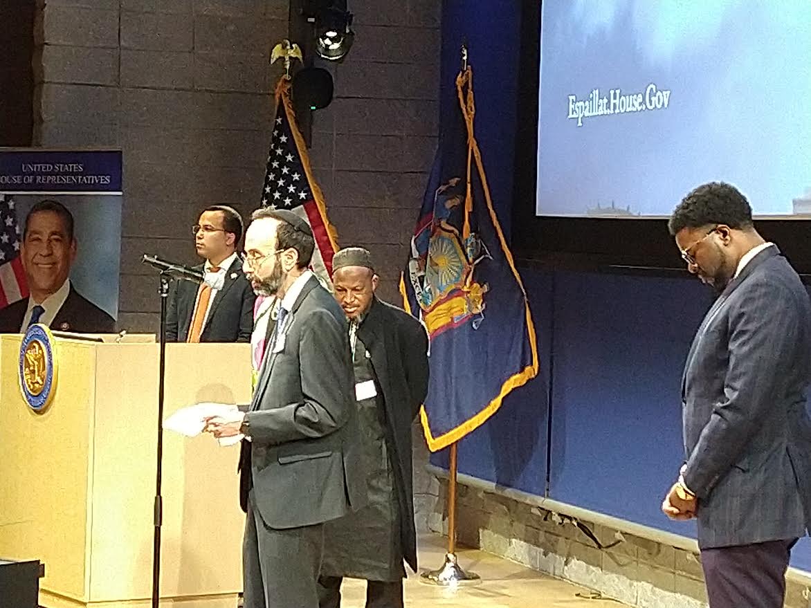 L&iacute;deres religiosos africanos, judios y musulmanes fueron parte del programa de presentaci&oacute;n del informe 2022 del congresista Adriano Espaillait en el Distrito 13 de Nueva York.