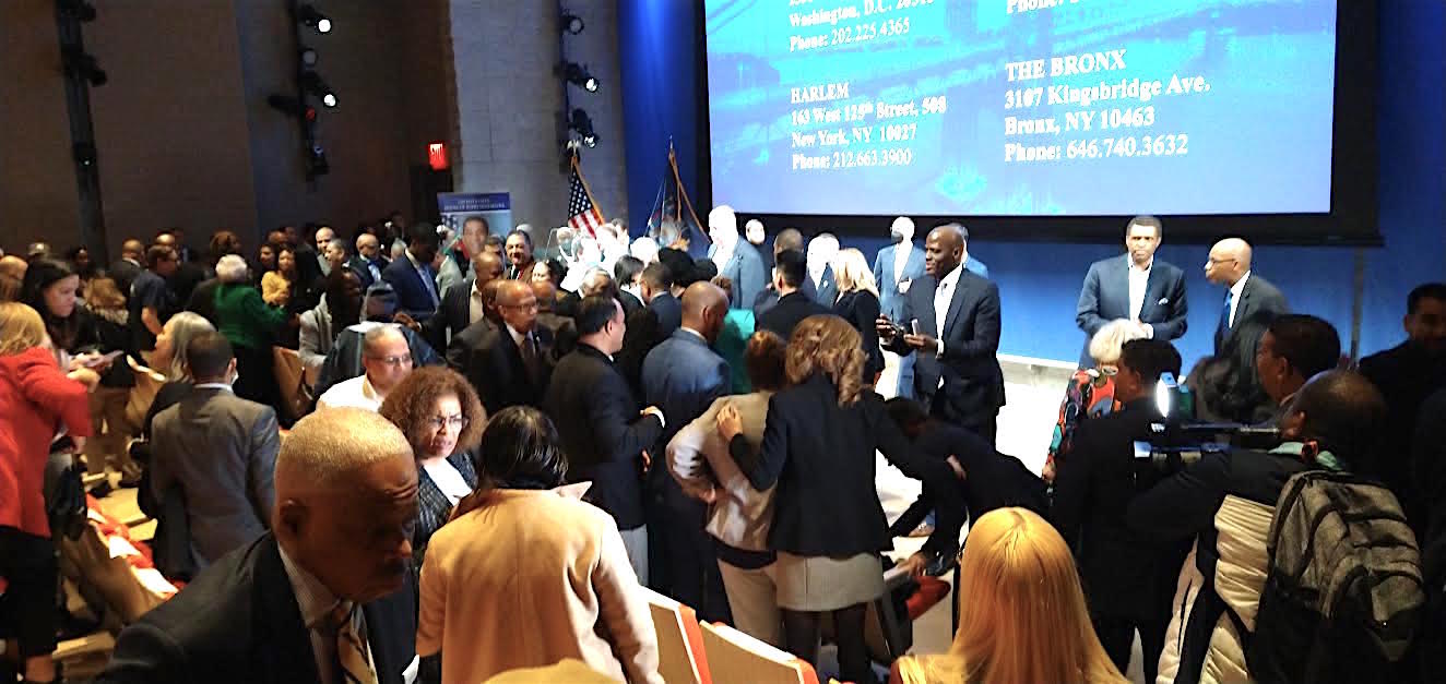 Al culminar el informe anual del congresista Espaillat, los asistentes tuvieron la oportunidad de saludar y fotografiarse con innumerables oficiales electos invitados al evento que tuvo un lleno total y varias decenas que no pudieron ingresar.