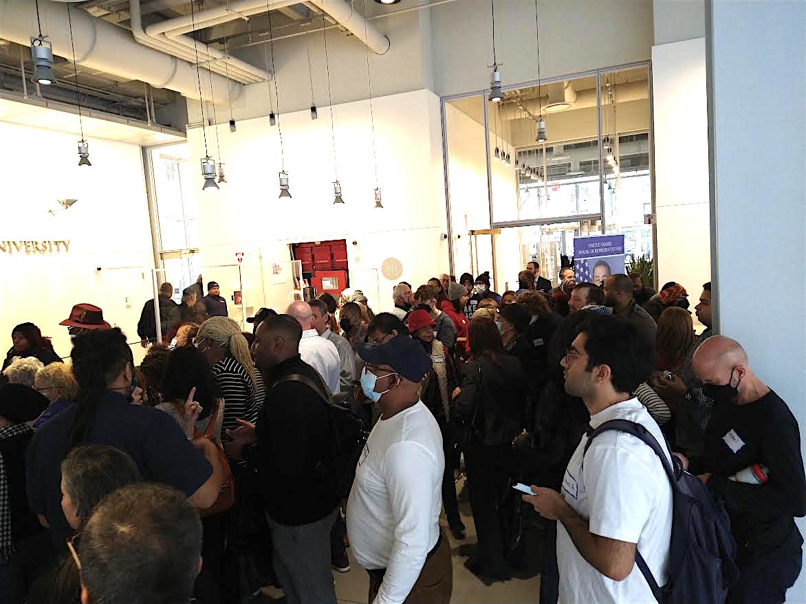 Una vista parcial de algunos de los asistentes que no pudieron ingresar al segundo piso para escuchar el informe anual del congresista Adriano Espaillat, debido a que el auditorio ya estaba lleno en su capacidad total.