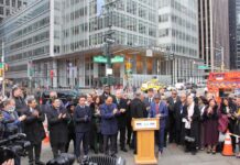 Colocación de escudos en la Avenida de las Américas genera controversia El lunes 30 de enero se realizó la develación de nueve nuevos escudos de las naciones americanas, en una sección de la Sexta Ave. de Manhattan comenzando en la calle 42 hacia el norte, mejor conocido como la Avenida de las Américas.
