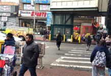 Tierra de Nadie: Crecen conflictos entre vendedores en Roosevelt Ave. Desde el inicio de la pandemia en marzo de 2020, Impacto Latino ha publicado varios artículos investigativos, sobre el funcionamiento de los barrios donde se concentra la comunidad hispana en la ciudad, entre ellos en el condado de Queens, a lo largo de la avenida Roosevelt.