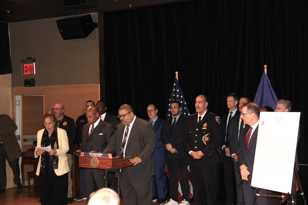FOTO LLAMADO El martes 7 de febrero en el Bernie Wohl Center del Upper West Side, el Fiscal del Distrito de Manhattan, Alvin L. Bragg Jr., conjuntamente con el alcalde Eric Adams y autoridades del condado, anunciaron una nueva medida en la lucha contra los negocios ilegales de marihuana.